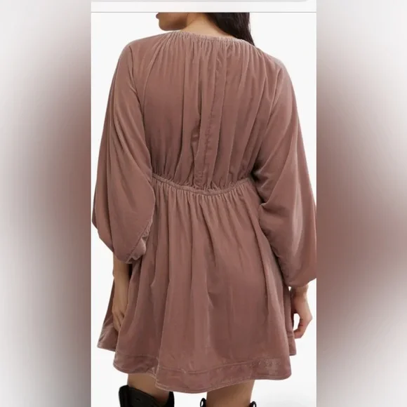 Free People Mauve Velvet Long Sleeve Babydoll Mini Dress/Deep V Neck/Dress/Sz. S Free People Mauve Velvet Long Sleeve Babydoll Mini Dress/Deep V Neck/Dress/Sz. S